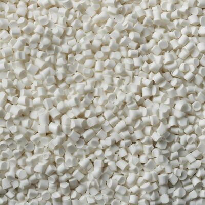 Composto de PVC com resistência à temperatura de 80 graus Celsius, ideal para moldagem por injeção, proporcionando resistência consistente e ao calor