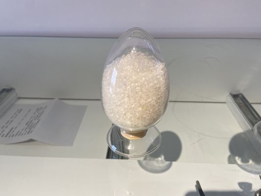 A partícula dá forma às pelotas plásticas do Pvc que combinam para a tubulação